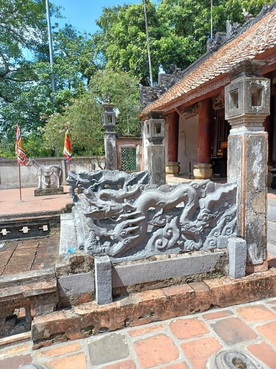 A notre arrivée,  nous avons commencé par visiter le Temple Hoa Lu