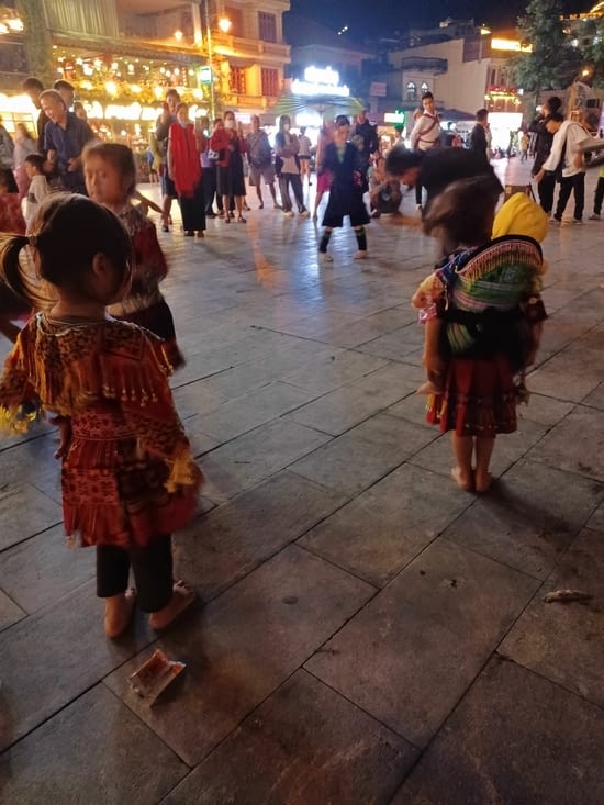 Des enfants et des ados Hmongs dansent dans la rue