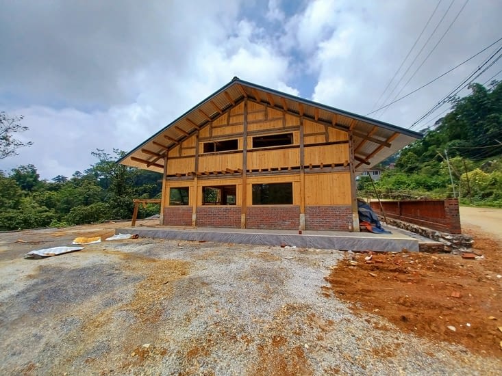 Construction en brique et bois, ce sont les femmes qui travaillent à la construction