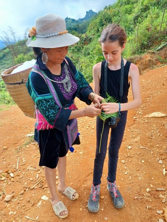 Zalie apprend le tressage des fougères
