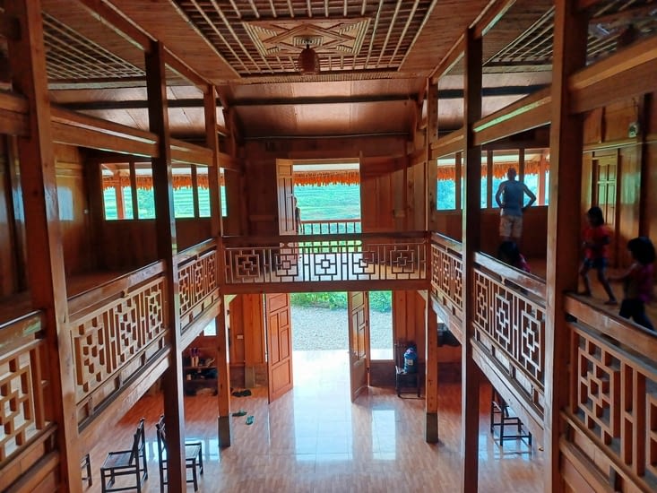 Maison qu ils ont construits ensemble en cèdre, bambous et briques