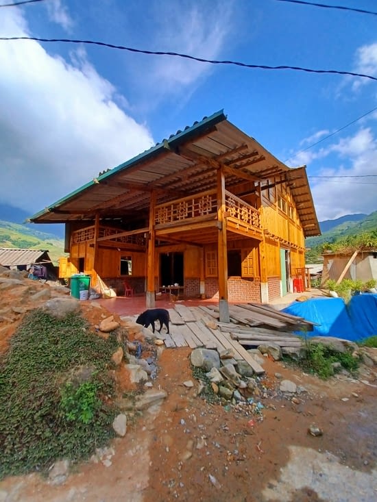 Maisons construites en bois de cèdre et en brique pour la partie basse afin de protéger