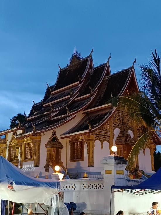 Temple derrière les stands du marché du soir