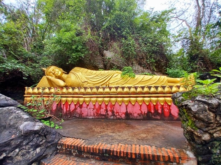 Bouddha couché au Mont Phousi