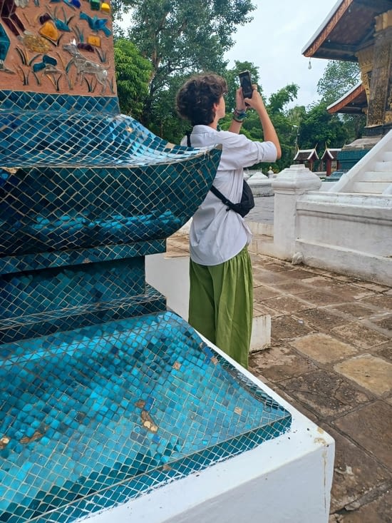 Une touriste au Vat Xeng Tong