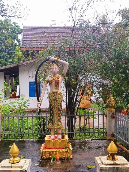 Statue de Phra Mae Thorani qui est l'incarnation physique de la terre