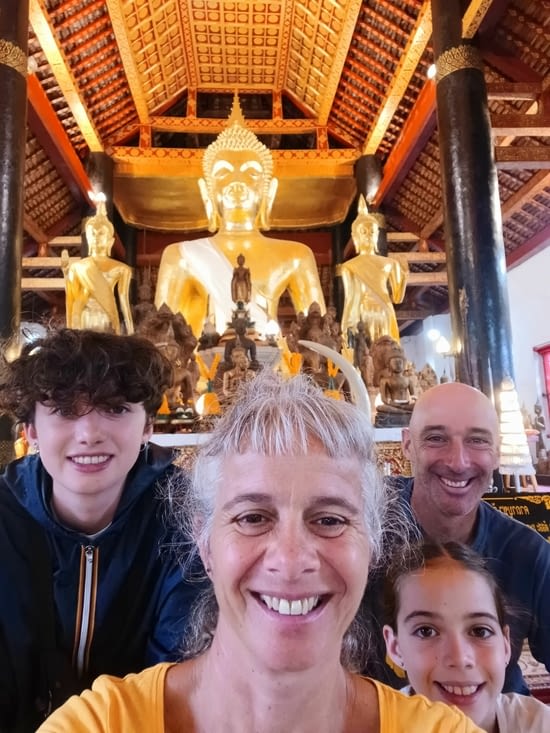 Très joyeuse famille devant le Bouddha