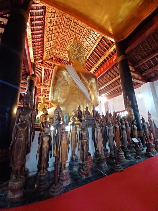 La grande statue de Bouddha est toujours entourée de plusieurs dizaines de petites