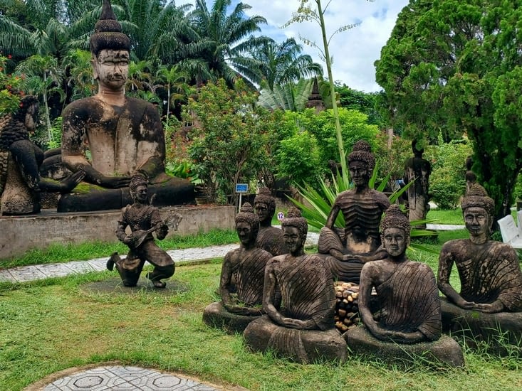 Bouddha entouré de 5 ascètes