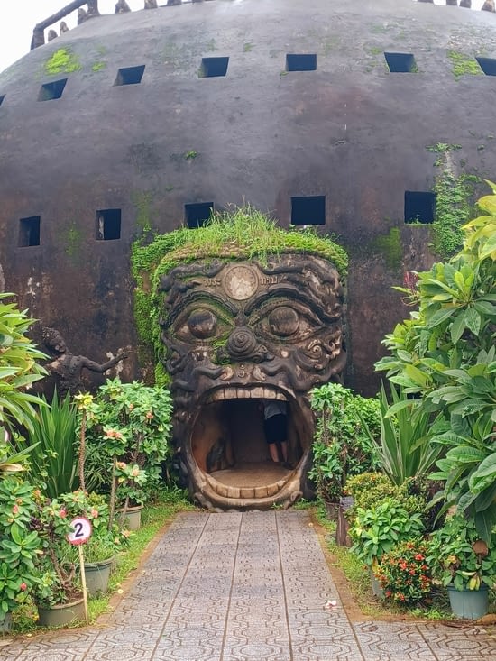 Grotte qui représente un dieu