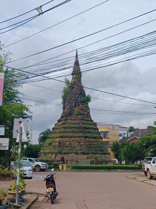 La stupa noire qui fait office de rond en pleine ville