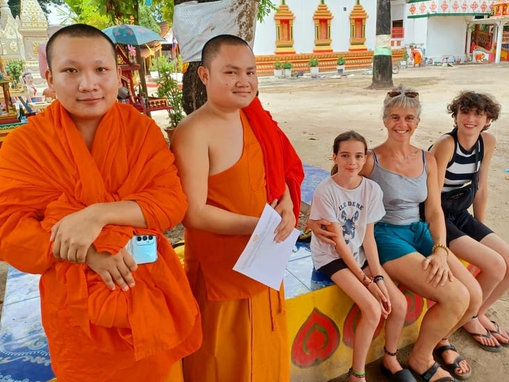 Belle rencontre avec deux jeunes moines du Vat Chomthong qui sont venus vers nous.