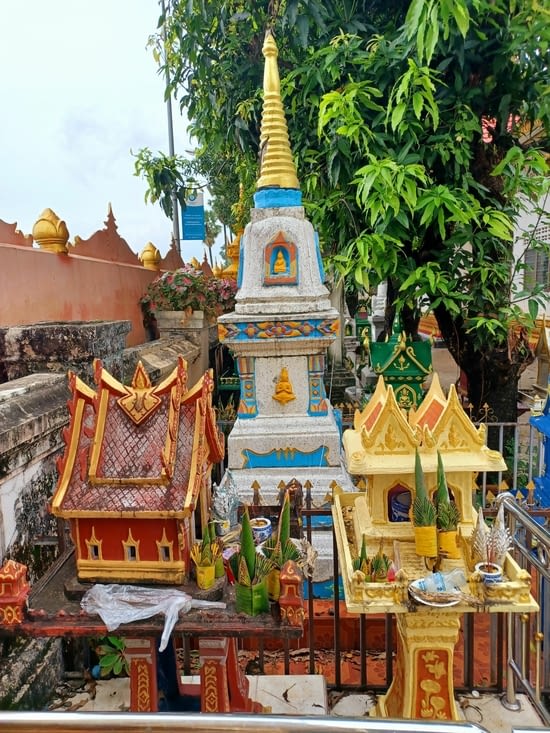 Autels pour prier et stûpa individuel ensemble dans la pagode comme à Ventiane
