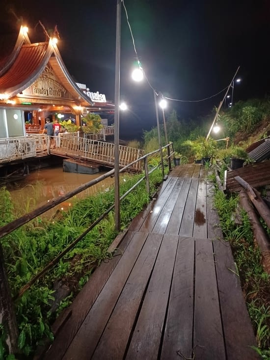 Un restaurant comme la Déhale sur la rivière Xe Dong