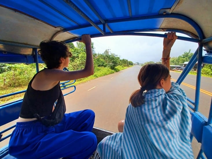 Le trajet en tuk tuk nous permet de continuer à contempler la vie sur les bords des routes