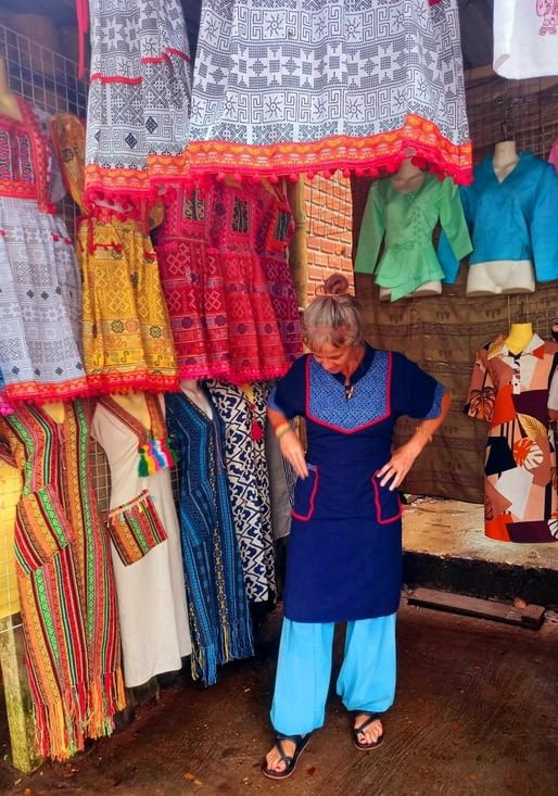 Maman craque pour une robe locale en coton teinte indigo