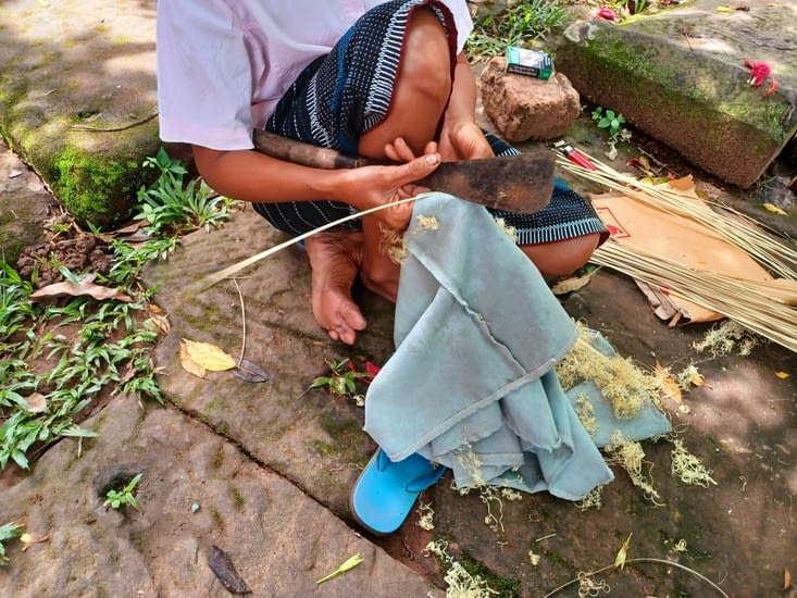Femme qui affine les tiges de bambous avec le modèle de lames vues hier à la forge