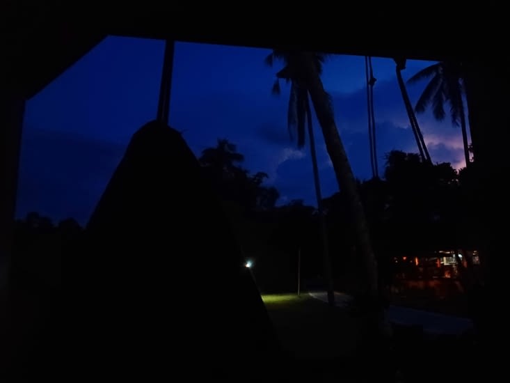 Soirée à la guesthouse sur le hamac en face des éclairs de chaleur