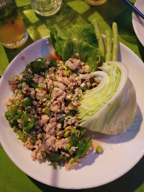 Plat traditionnel le lao lap au poulet, un régal aux piments et ail