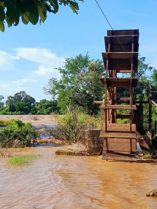 Un moulin à eau pris par les eaux de la mousson