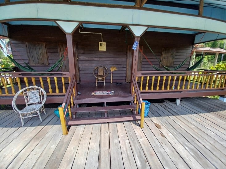 Sympa notre double terrasse, une partie hamac et une partie à quelques cm du Mékong