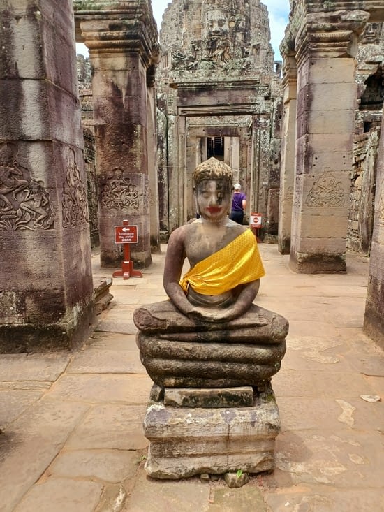 Bouddha recouvert et maquille aux levres