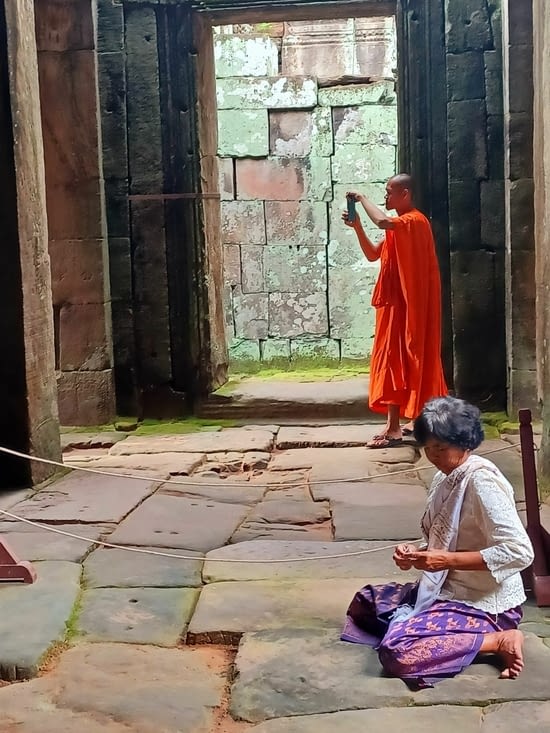 Des femmes qui prient et des moines qui photographient