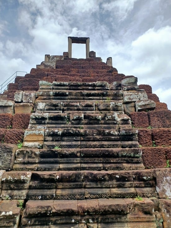 3ème niveau, des escaliers permettent de monter encore mais sont fermés
