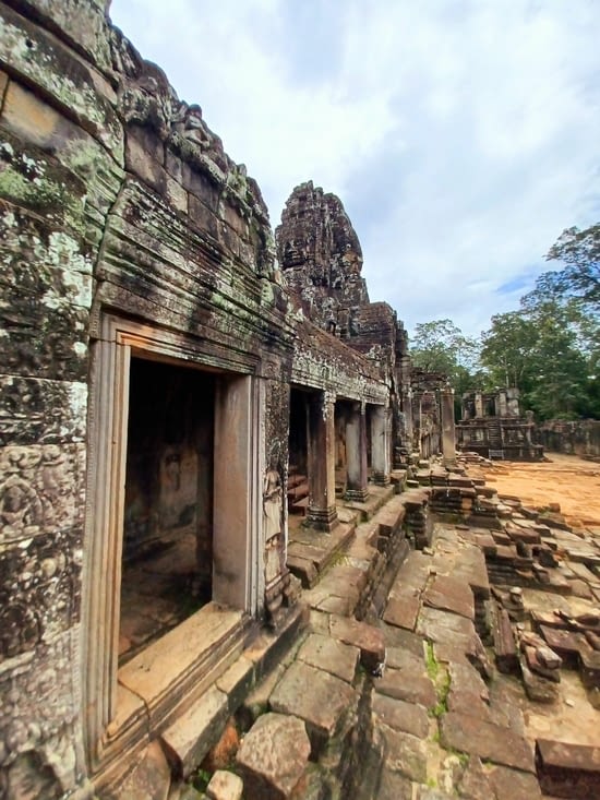 Le site classe il reste des temples encore en restauration