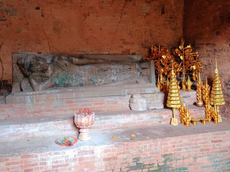 Le Bouddha allongé.