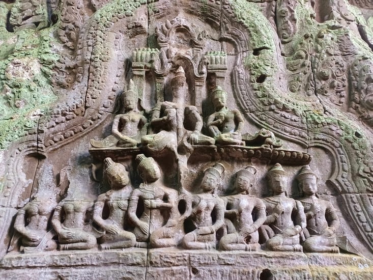 Sculptures des femmes qui accompagnent la mère du roi