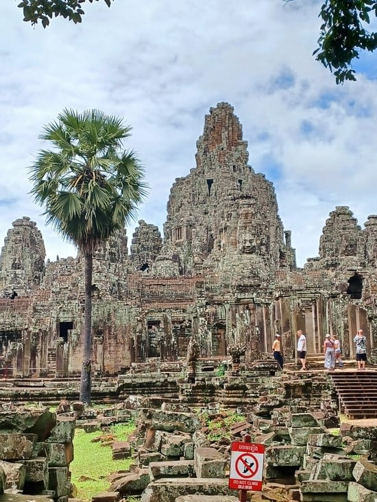 Vue du Bayon à partir d'une autre porte