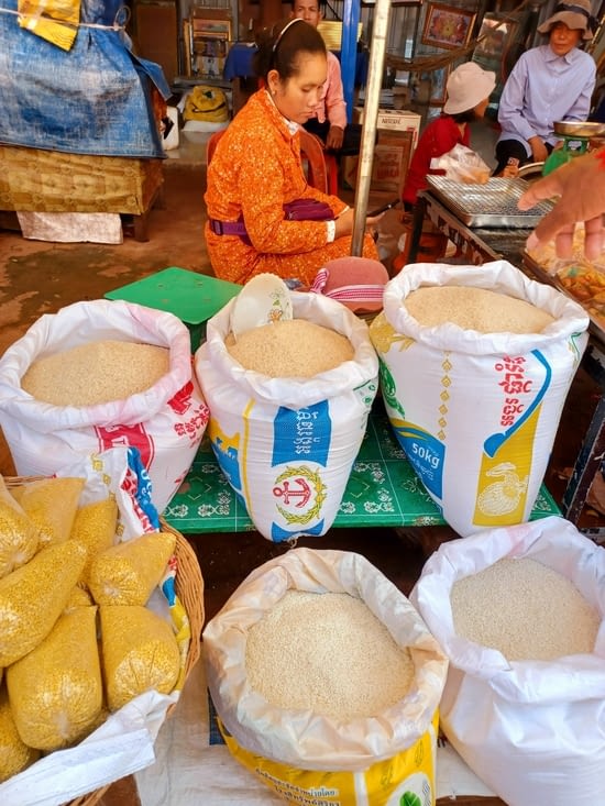 Au premier plan le riz gluant qu ils n'utilisent que pour les dessert au Cambodge