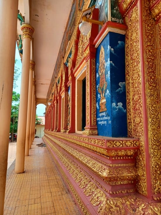 Une pagode qui a une salle des fêtes avec les habitations et les annexes des moines