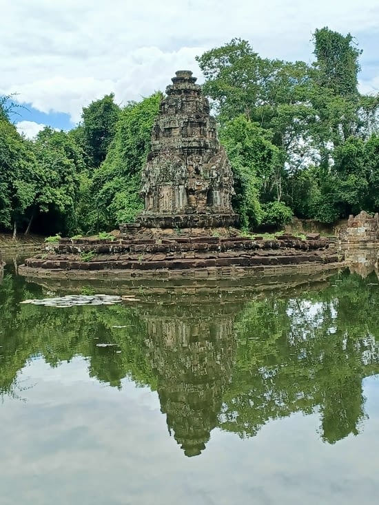 Temple médecine construit en croix avec un bassin central et 4 autres qui l'entourent