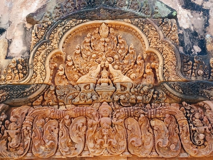 Uma femme de Shiva entourée de 2 éléphants
