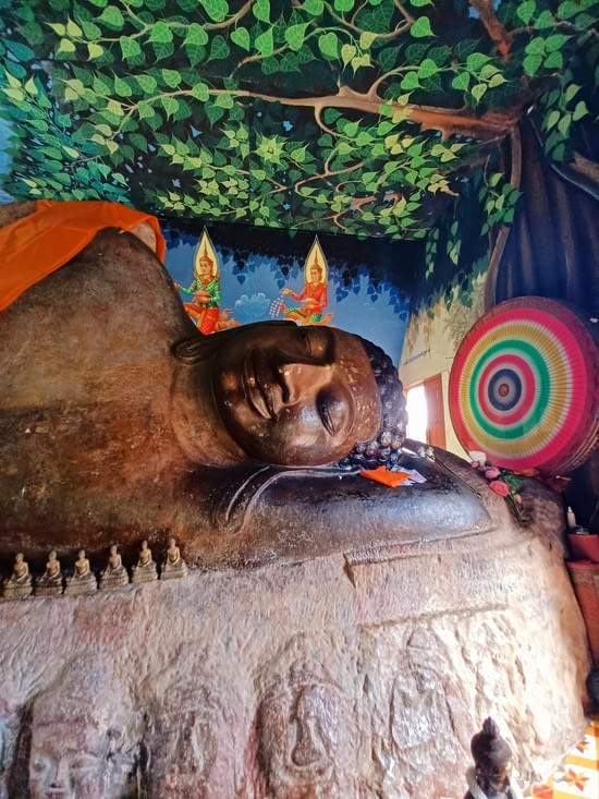 Le Bouddha couché gravé directement dans la roche