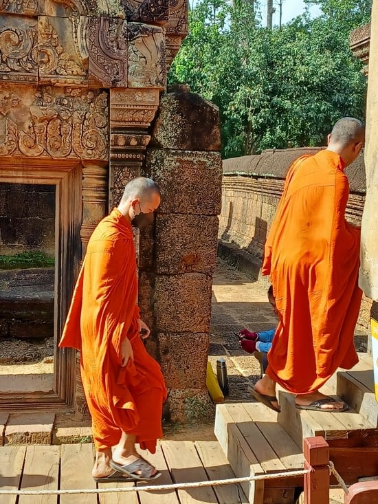 On retrouve les moines qui viennent maintenant visiter le temple