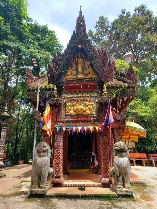 Un temple avec un Bouddha conservé