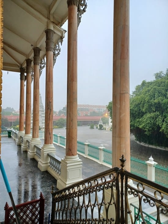 Une pluie intense a commencé lorsque nous sommes rentrés dans le Temple