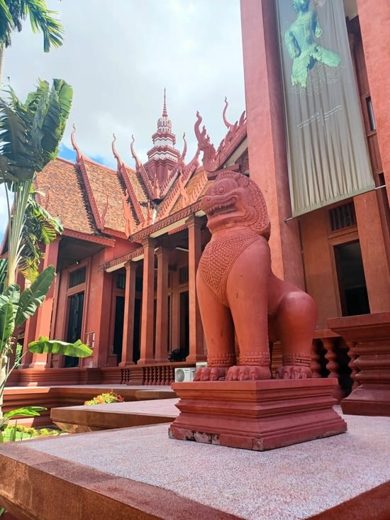 Encore un magnifique bâtiment khmer pour exposer les objets du quotidien et les sculptures
