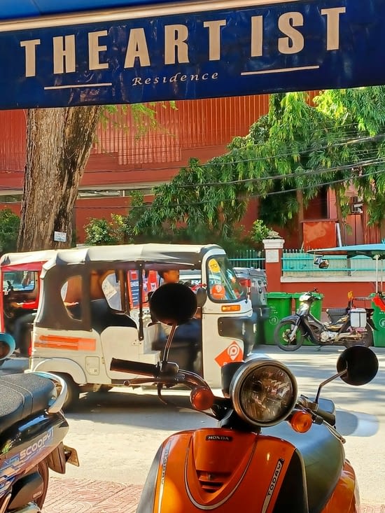 Un petit caf' en bas de l'hôtel devant l'université des arts