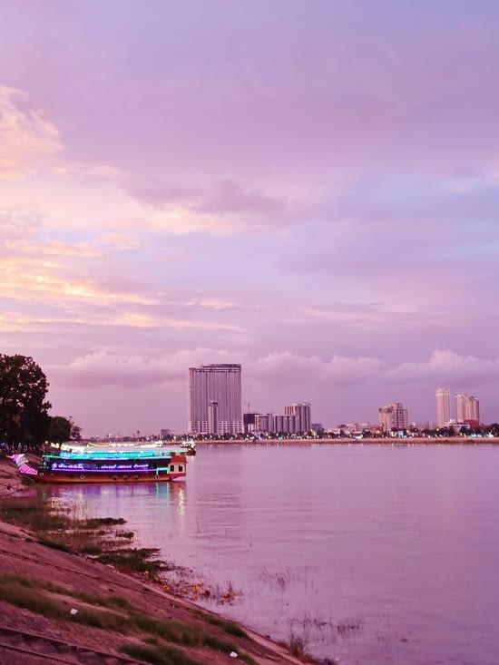 Un dernier couché du soleil sur la rivière Tonle Sap