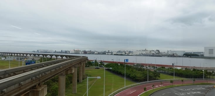 La première vue sur la ville, ou plus précisément, le port industriel