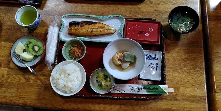 Petit déjeuner japonais : poisson, riz et autres mets non identifiés. Excellent !