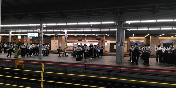 Gare d'Osaka à l'heure de pointe :  la discipline japonaise légendaire