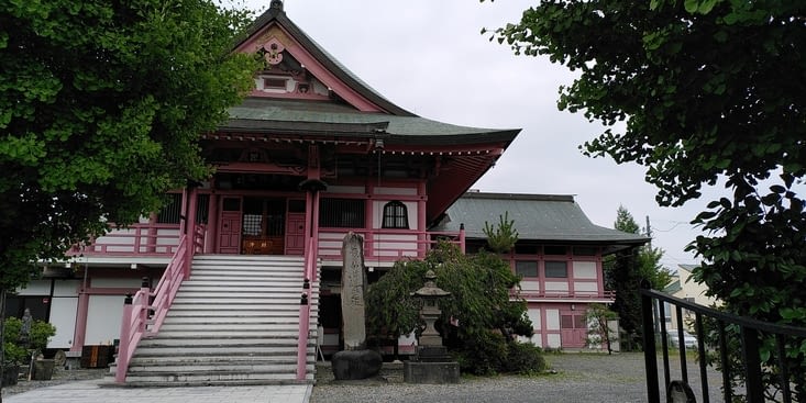 Un temple rose à proximité
