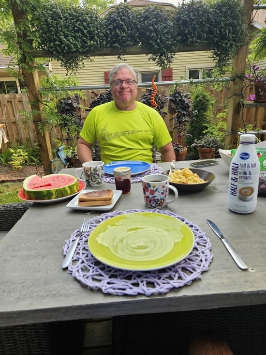 Omelette aux champignons légumes oignons / Toasts / fraises 🍓/ pasteque /café ☕️