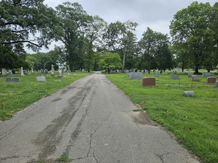 La voie cyclable traverse un cimetière.
