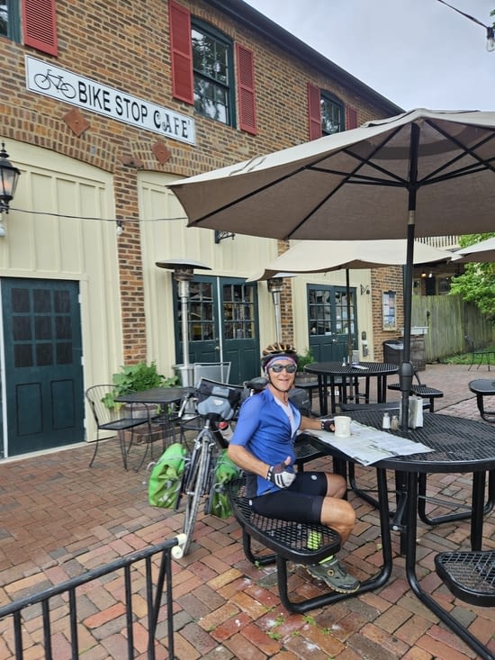 Une petite pause café ☕️ au bike stop Café
